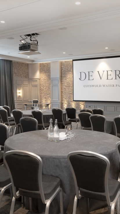 De Vere Cotswold Water Park Kingfisher Suite