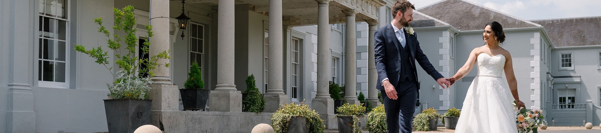 WOK_WEDDINGS_COUPLE_EXTERIOR_LOWFOCALPOINT